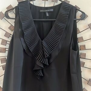 💕 White House Black Market black ruffled front sleeveless blouse